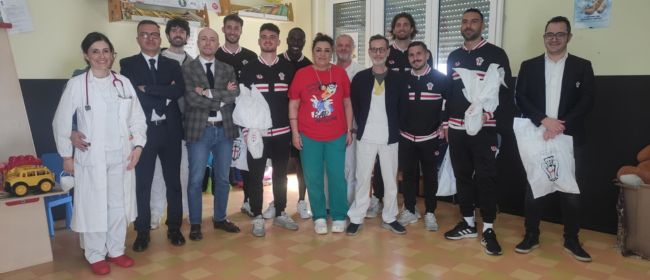 La Pro Vercelli in visita alla Pediatria del Sant’Andrea porta in dono le uova di Pasqua ai piccoli ricoverati