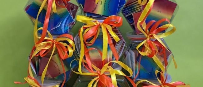 Un barattolo di pensieri positivi per la salute mentale: l’iniziativa nelle attività commerciali della Valsesia